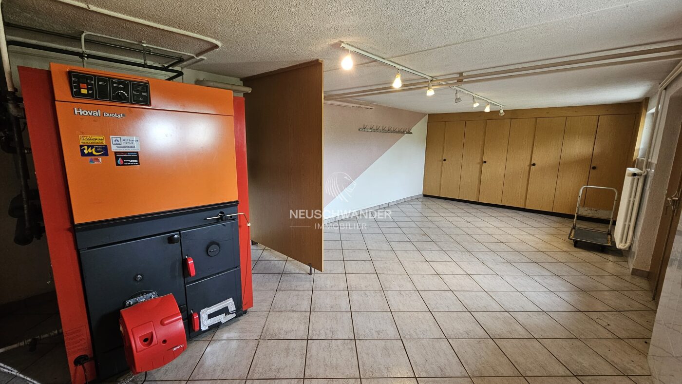 Une belle grande pièce disponible accompagnée de la chaudière