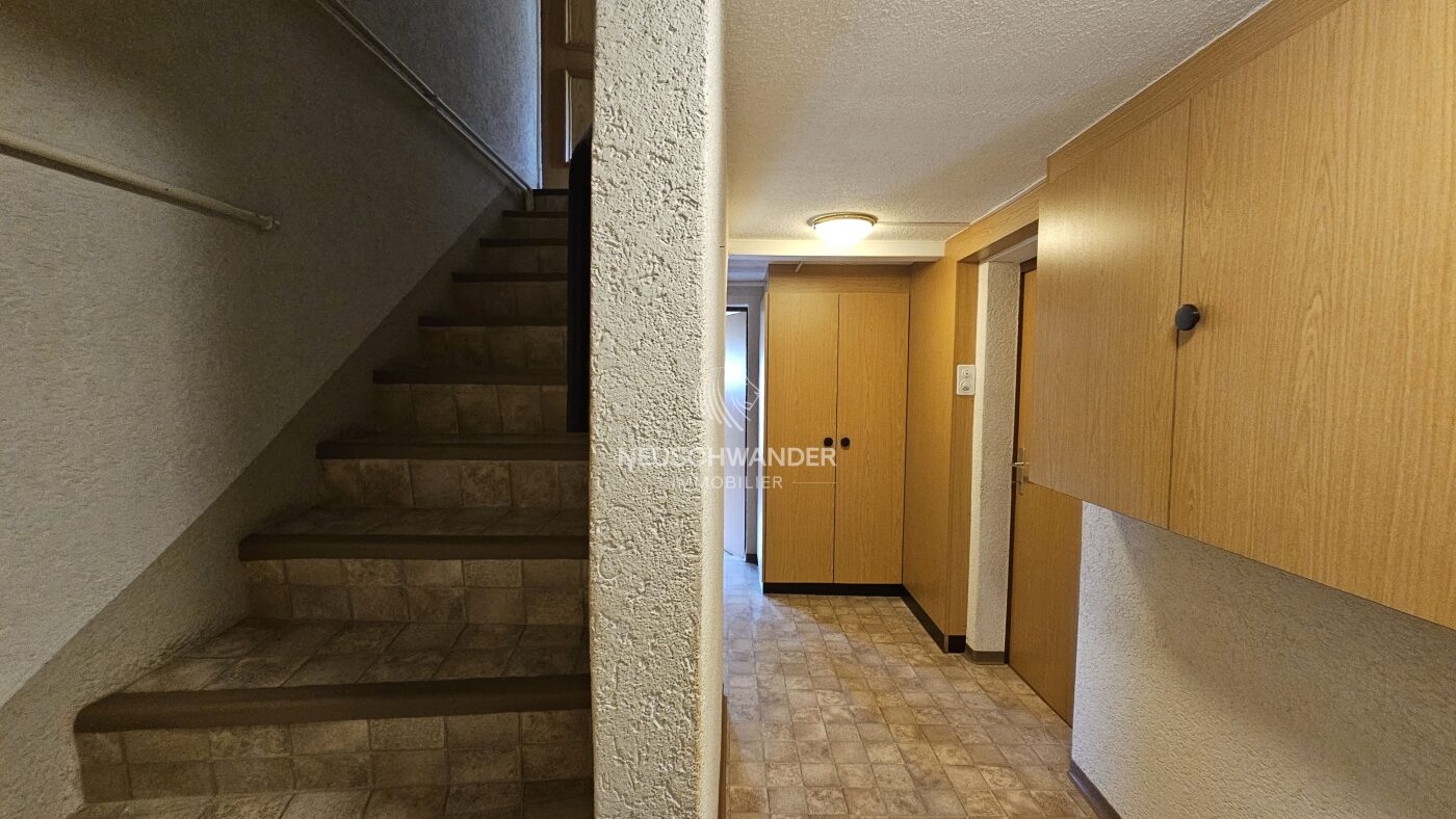 Hall de distribution au rez-inférieur
