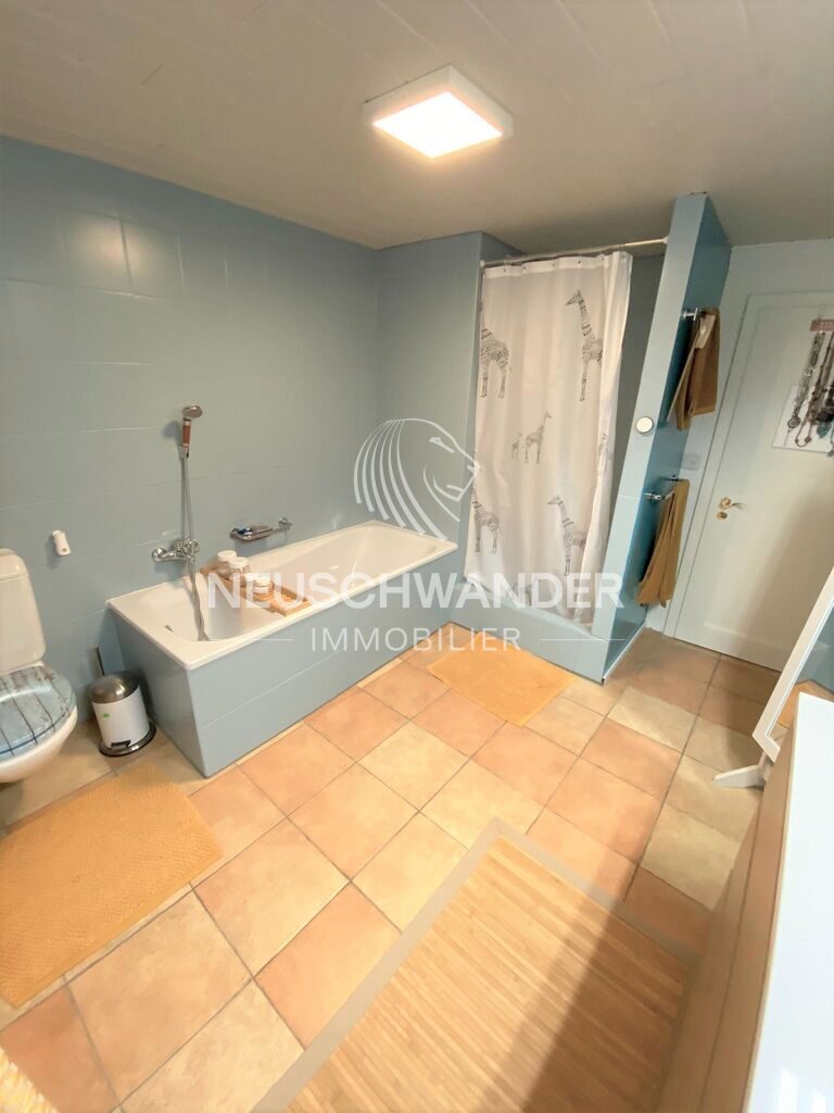 Belle et grande salle de bains entièrement agencée