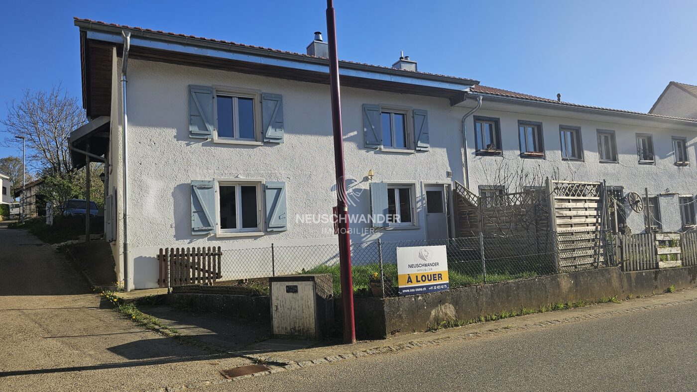 Vue de la façade principale avec jardinet et terrasse