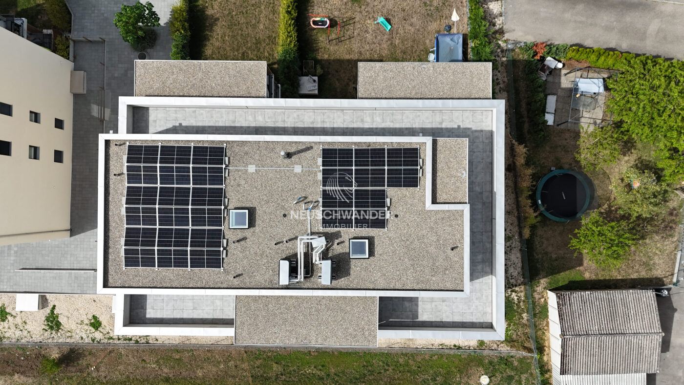Vue du toit de l'immeuble avec panneaux solaires