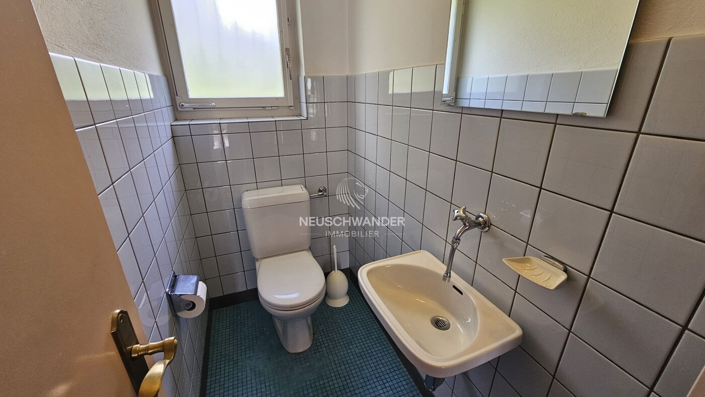 WC-séparé avec lavabo et fenêtre