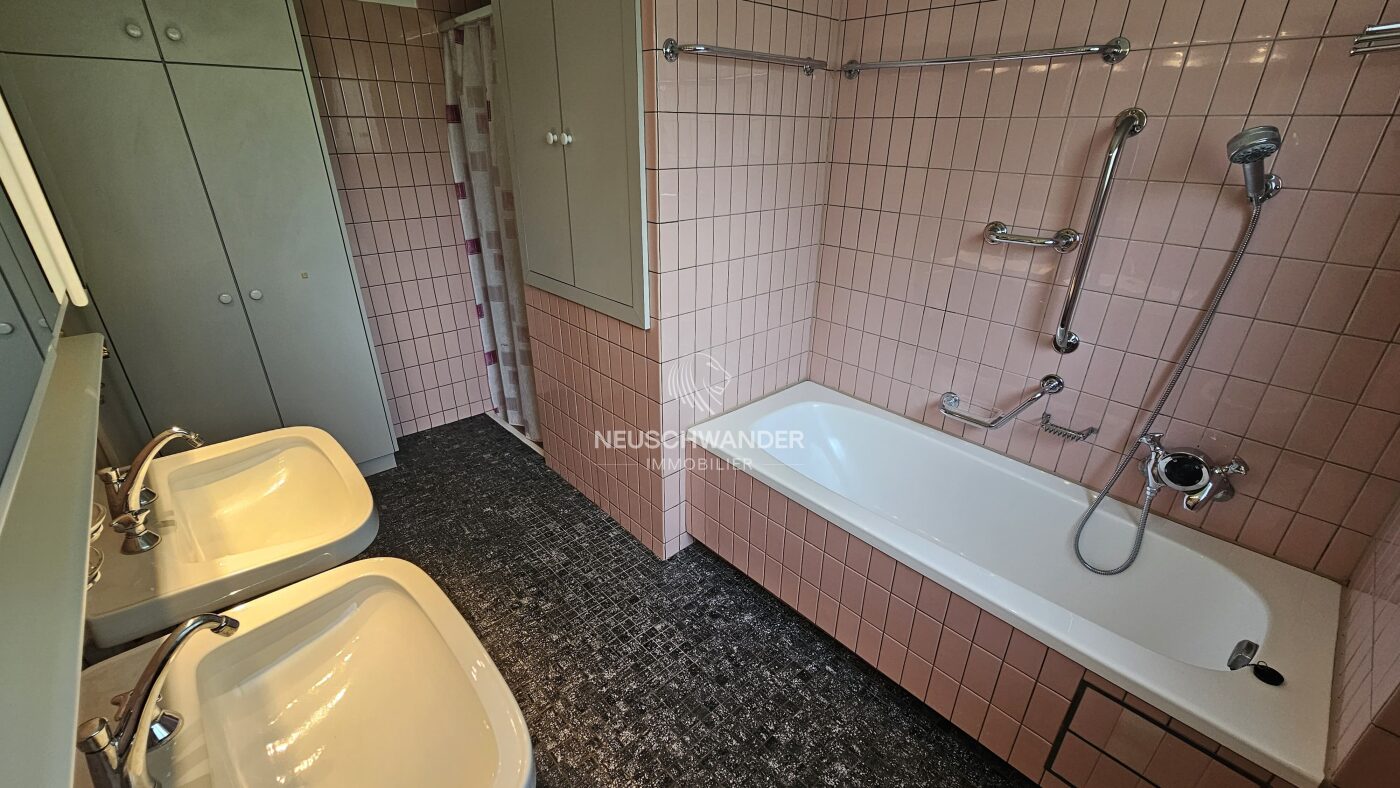 Salle de bains avec double-vasque, douche, baignoire, bidet et fenêtre