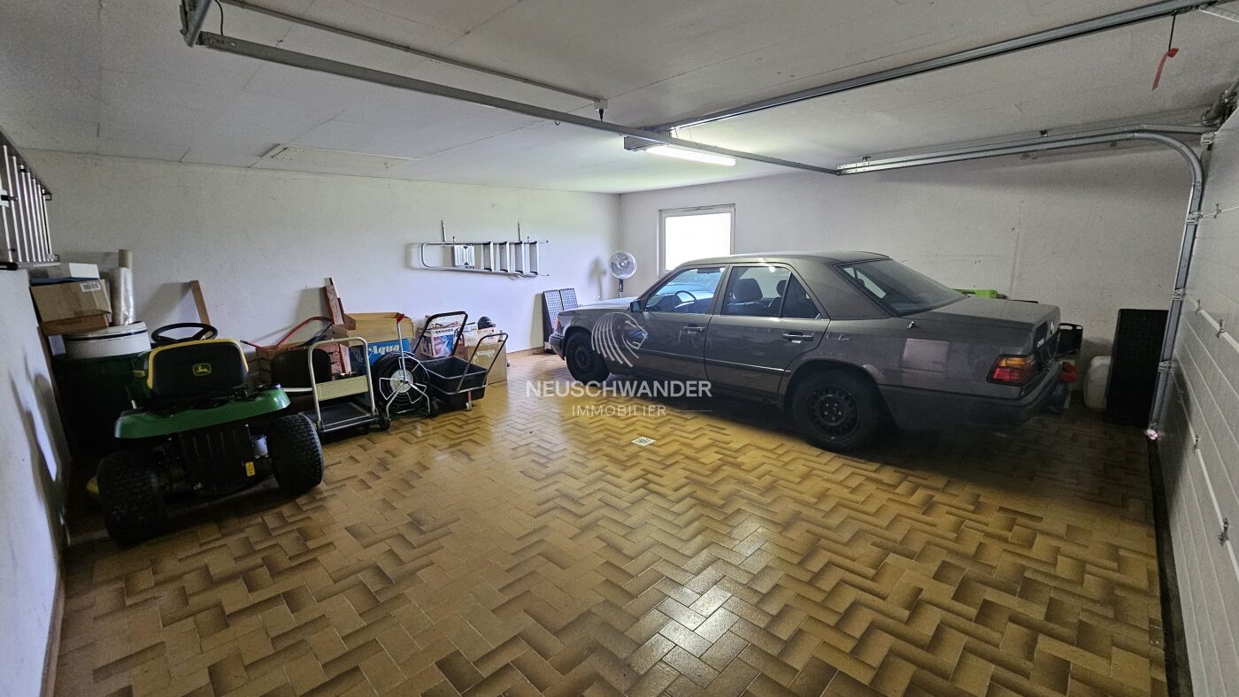 Garage-double avec local, une cave en sous-sol et une porte automatique