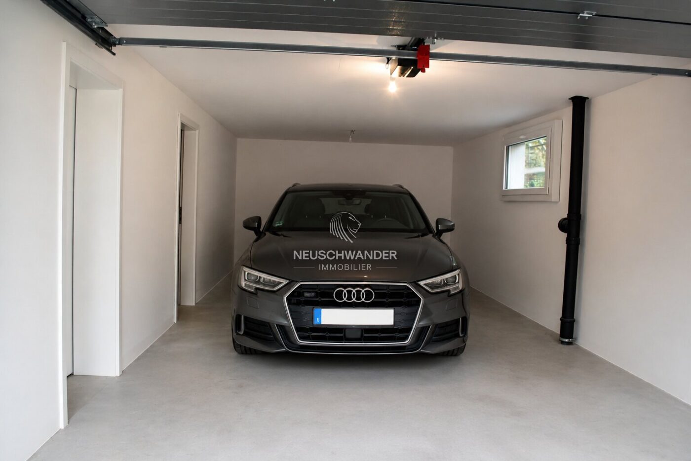 Grand garage sur la longueur accès simple au rez-de-chaussée direct dans la maison