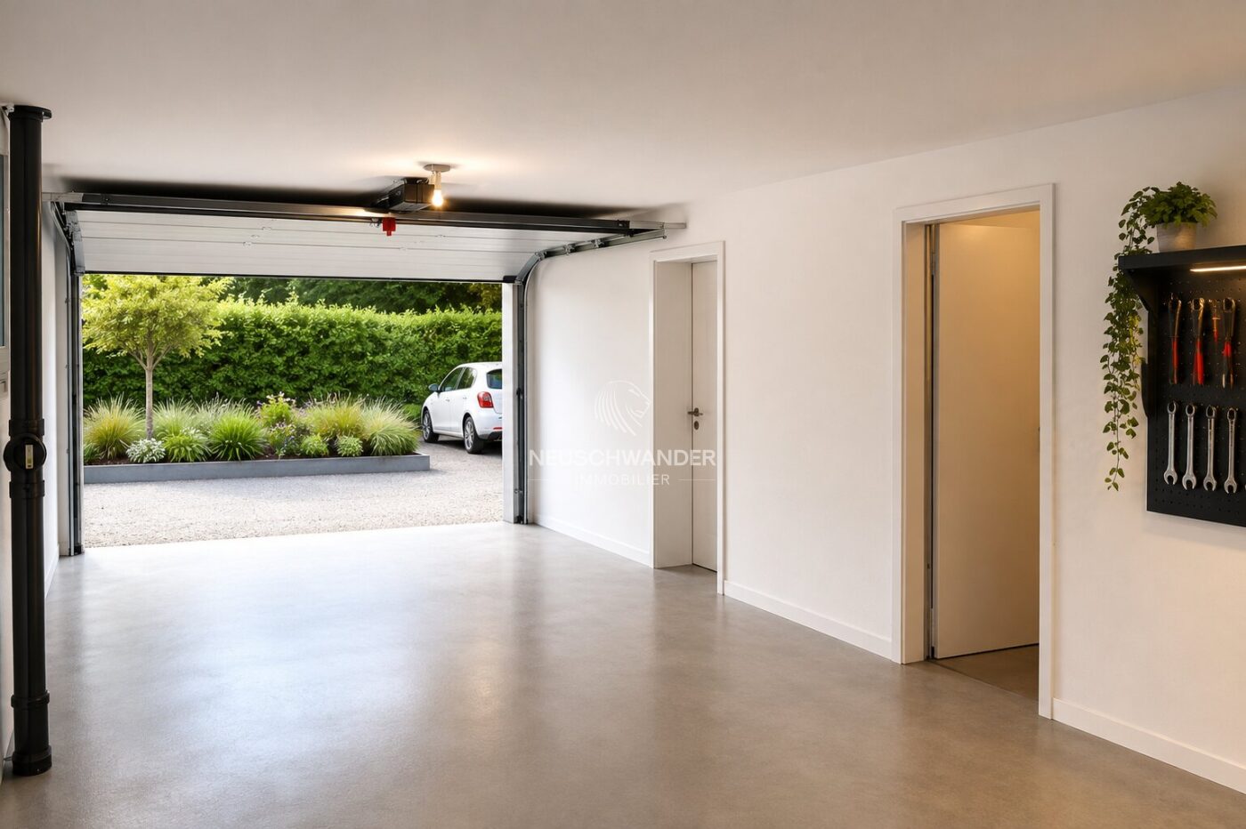 Grand garage sur la longueur accès simple au rez-de-chaussée direct dans la maison
