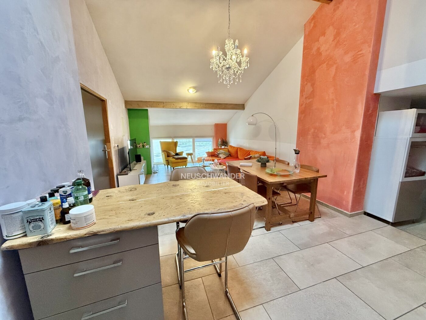 Séjour, salle à manger ouvert sur la cuisine habitable et agencée