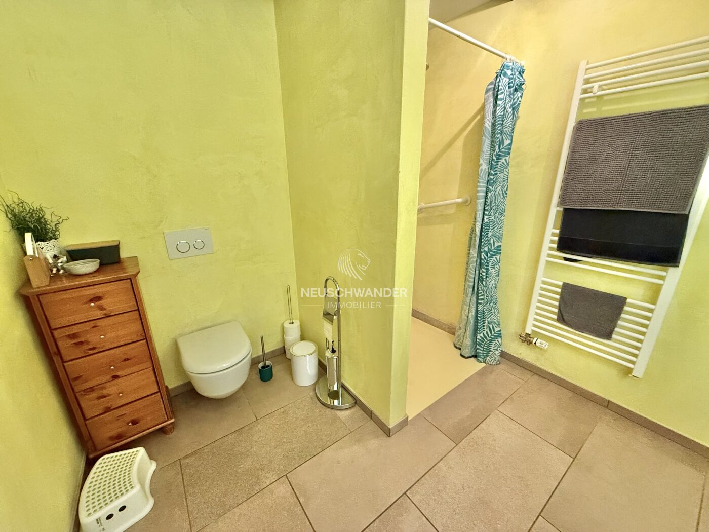 Salle d'eau avec WC, lavabo et douche