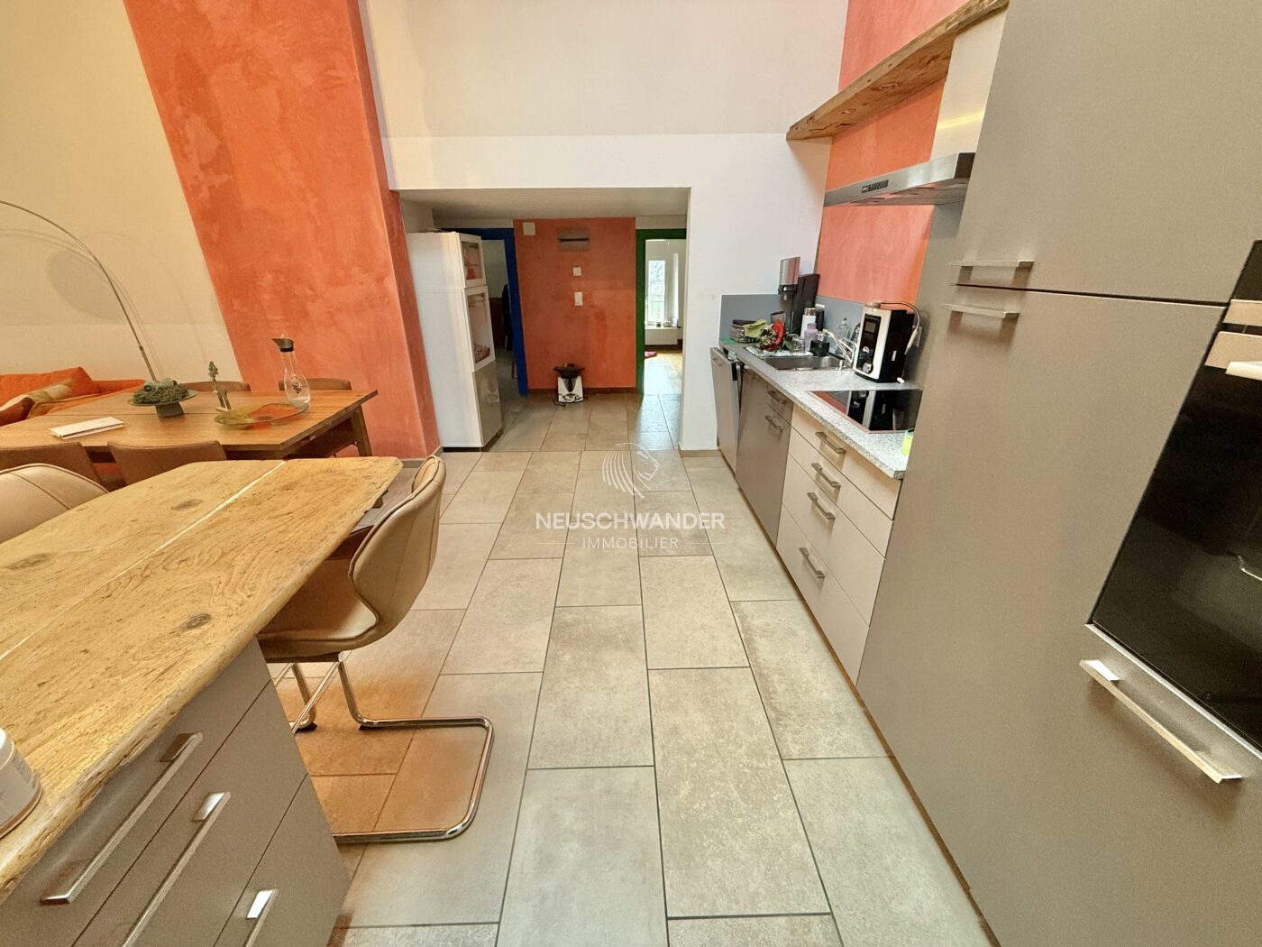 Séjour, salle à manger ouvert sur la cuisine habitable et agencée
