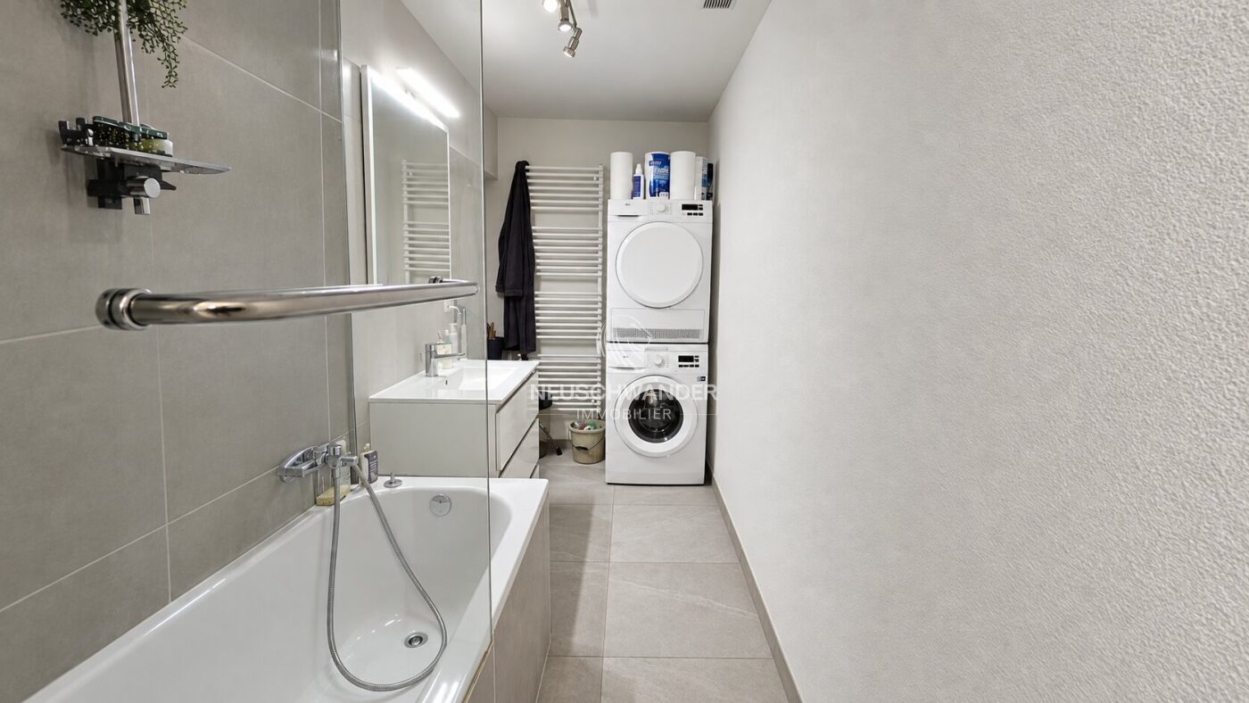 salle de bain agencée avec baignoire, WC, lavabo