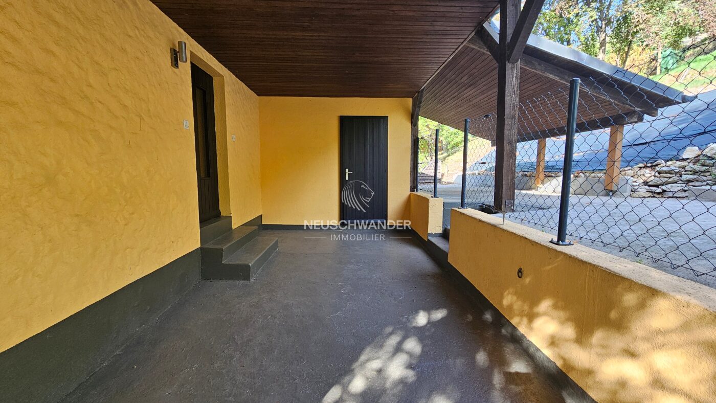 Entrée de l'appartement avec accès aux extérieurs
