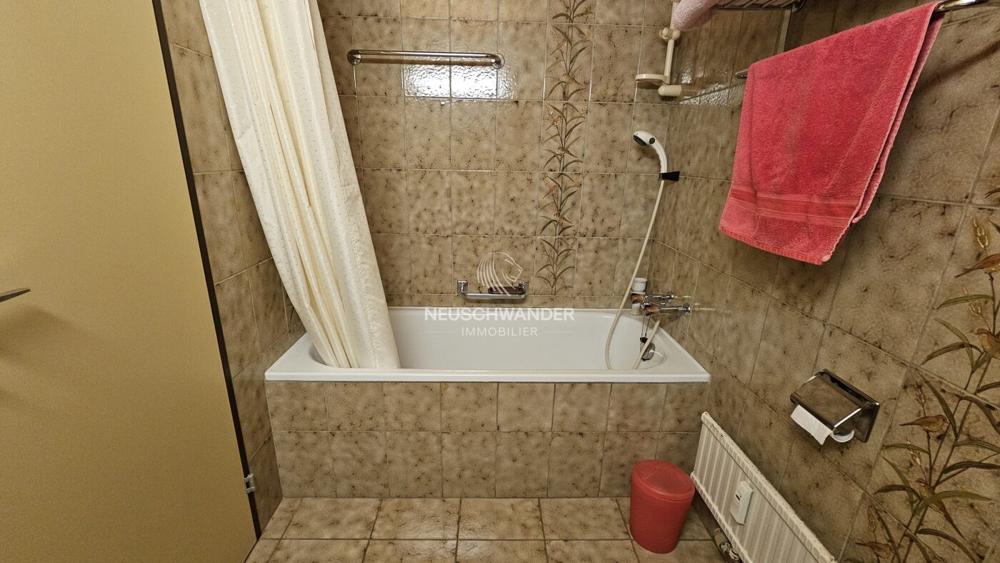 Salle de bain avec baignoire