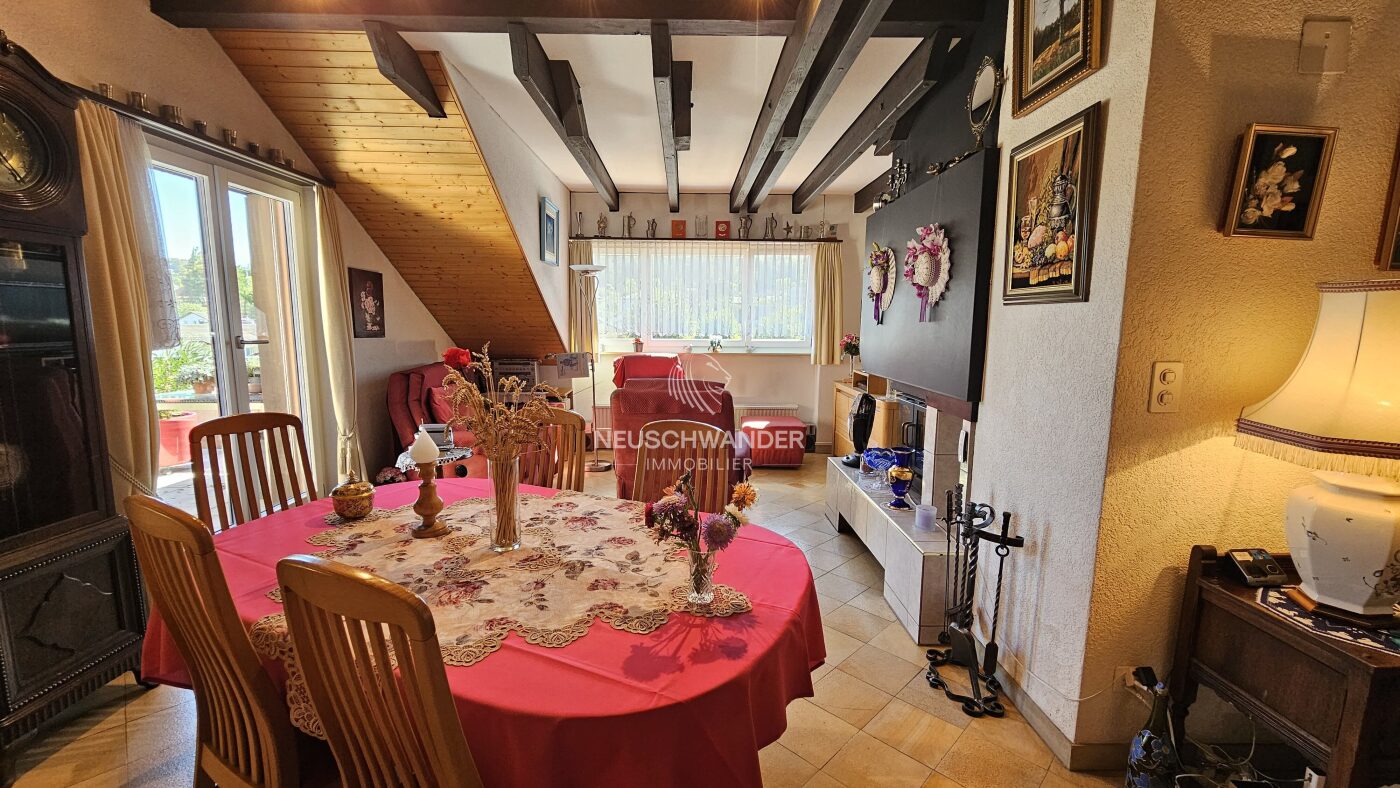 Séjour / salle à manger avec cheminée et accès à la terrasse