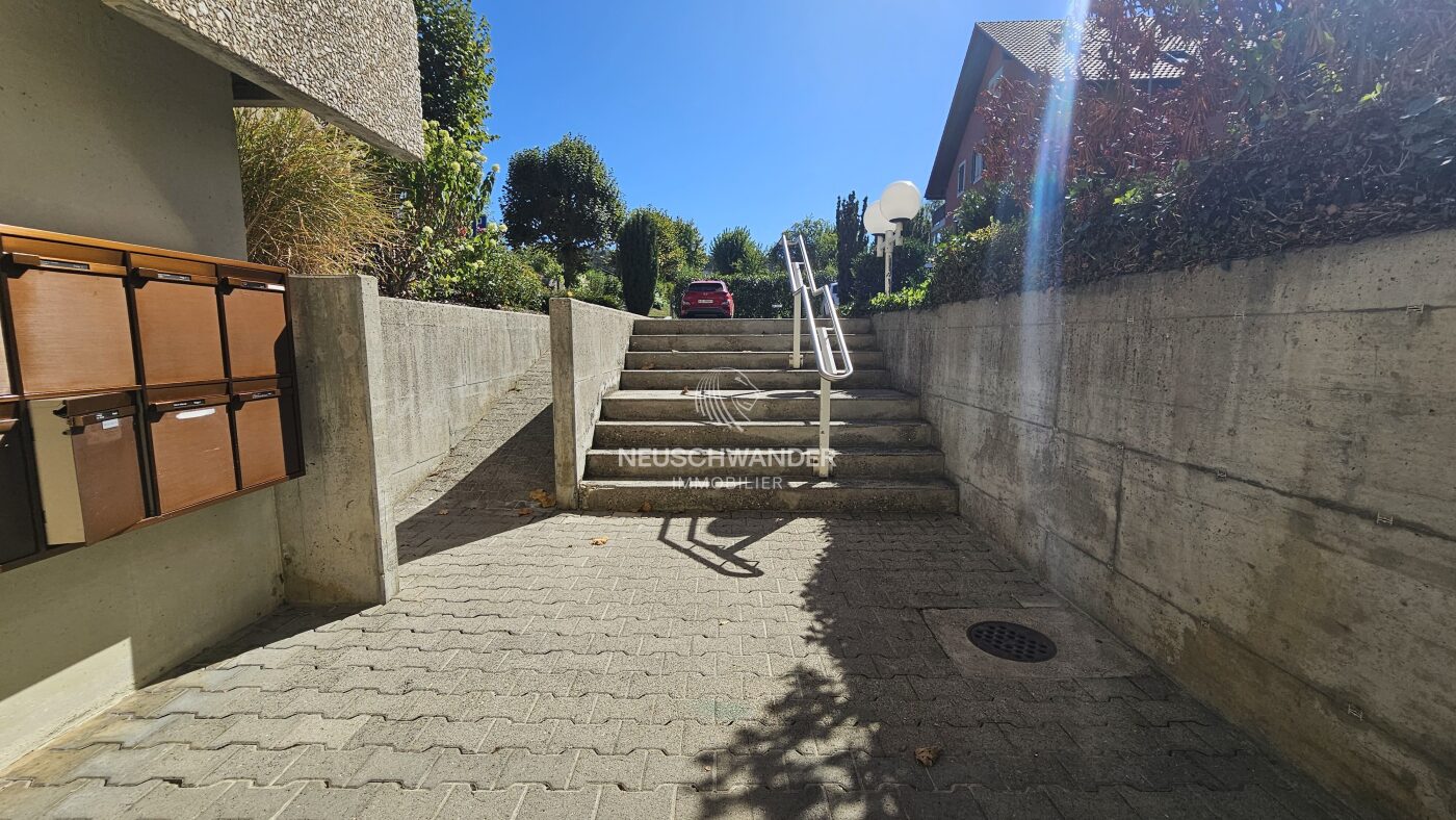 Entrée de l'immeuble avec rampe