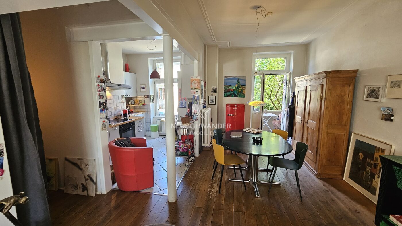 Espace cuisine ouverte sur salle à manger et terrasse