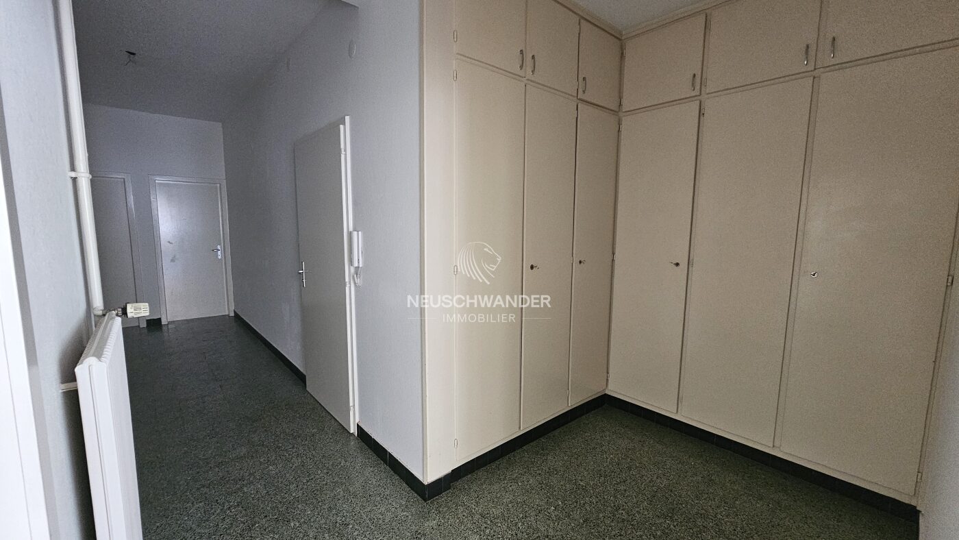 Corridor avec armoires encastrée