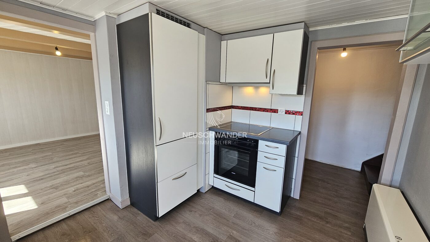 Suite de la cuisine avec accès au séjour et à l'étage